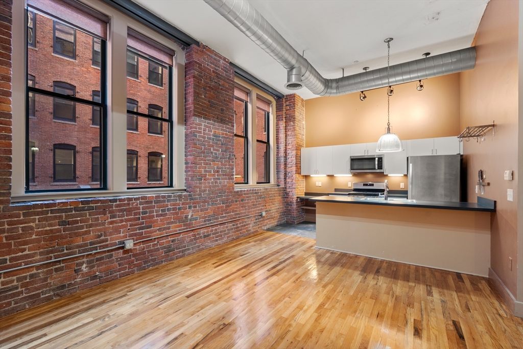 13-17 Willow St #205 in Lynn