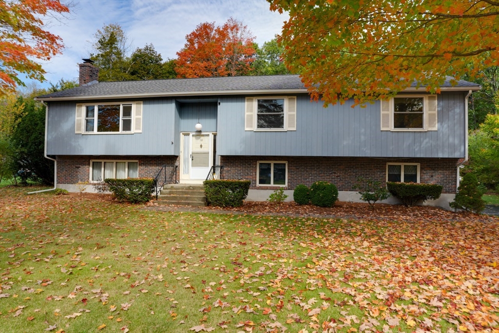 10 Roundwood Rd in Natick