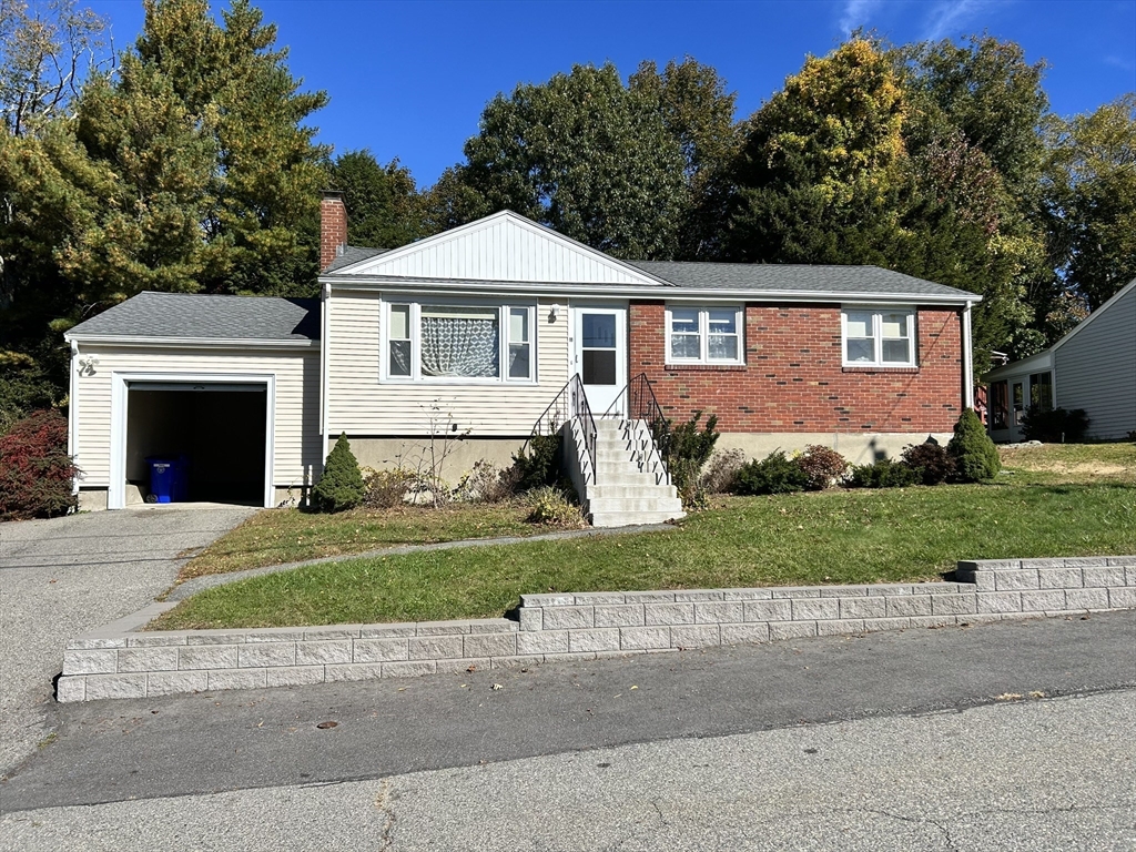 11 Sunflower Rd in Holbrook