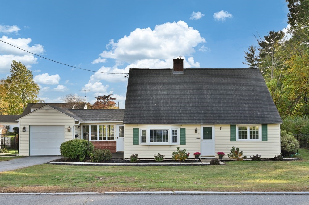 4 Jane Rd in Methuen