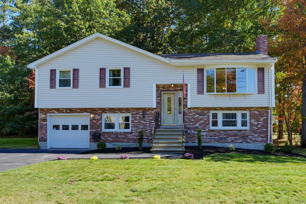 4 Goodwin Dr in Burlington